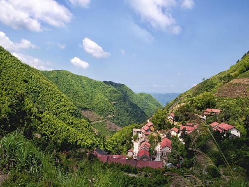 北师大版语文一年级下册《小山村》