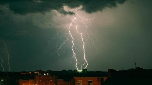 西师大版六年级语文下册17.暴风雨的启示课件