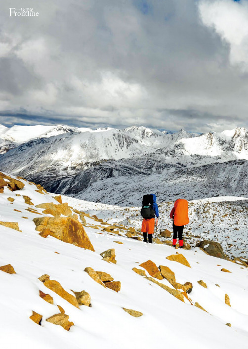 徒步念青唐古拉山东段在风雪中穿越藏东南雪山河谷群